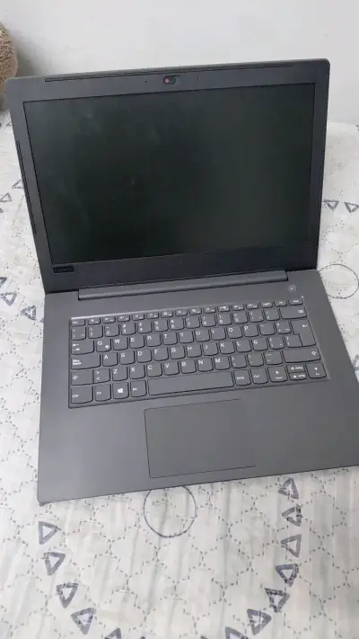 Notebook Lenovo gris en buen estado - miniatura 1