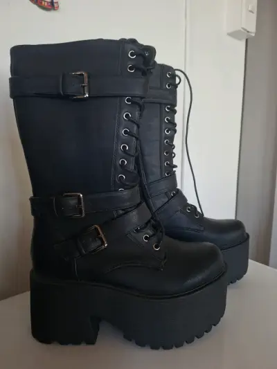 Botas negras de plataforma con hebillas - miniatura 1