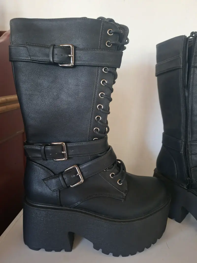 Botas negras de plataforma con hebillas - 2