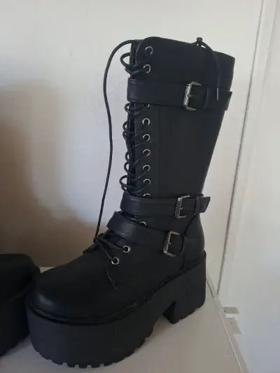 Botas negras de plataforma con hebillas - miniatura 3