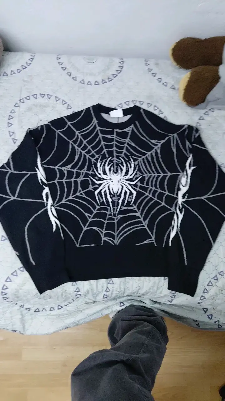 Suéter negro con diseño de telaraña