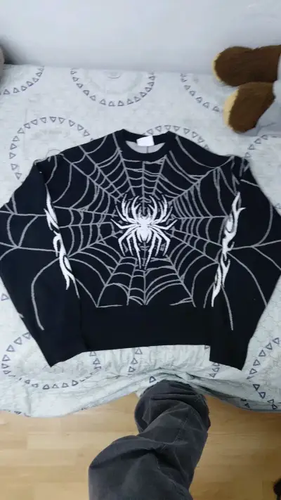 Suéter negro con diseño de telaraña - miniatura 1