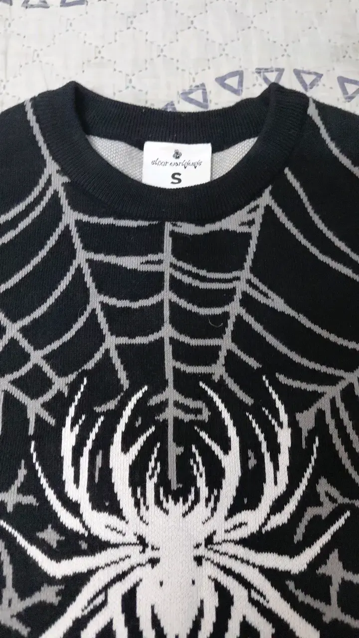 Suéter negro con diseño de telaraña - 2