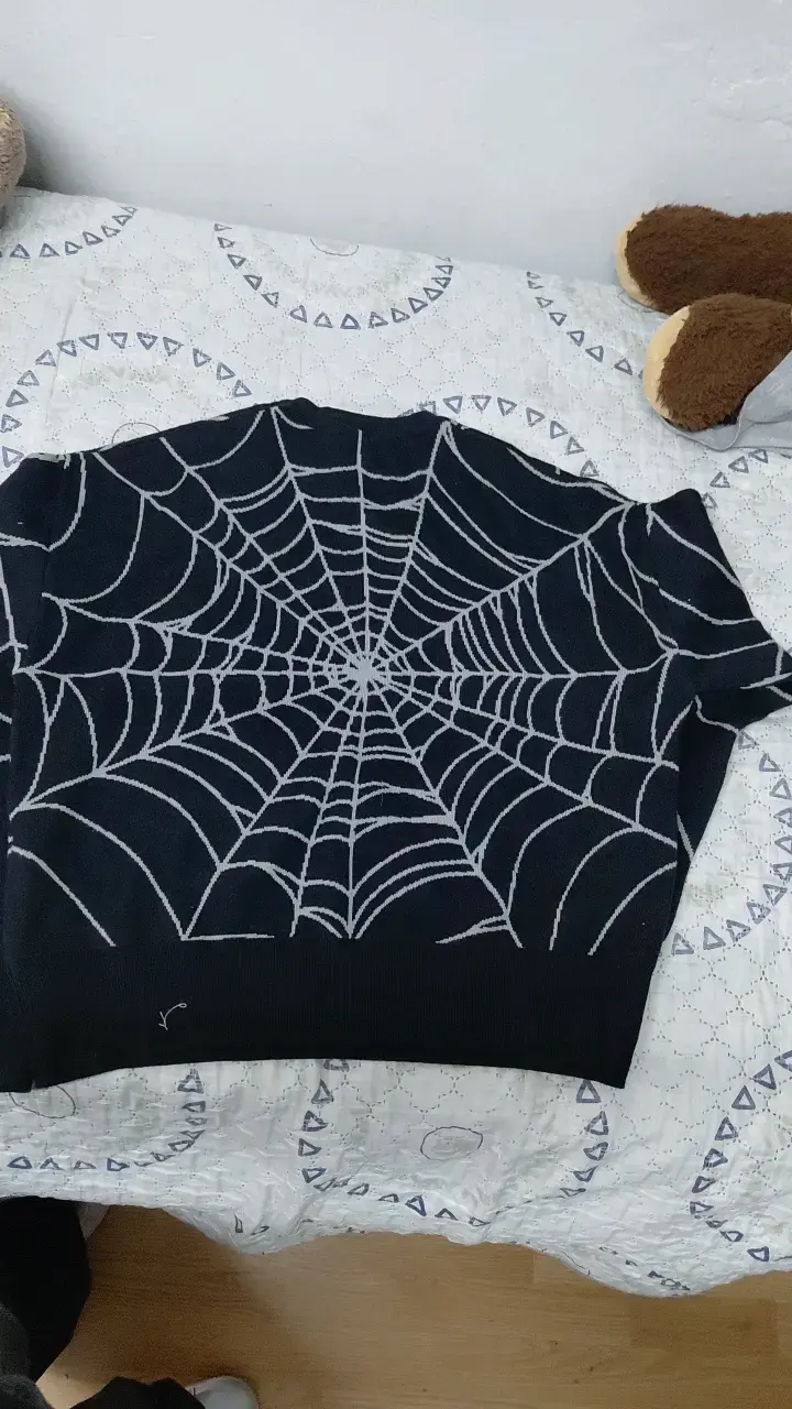 Suéter negro con diseño de telaraña - 3