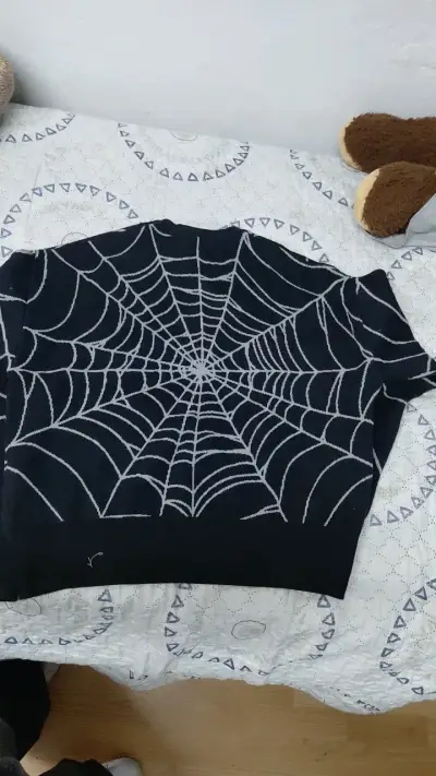 Suéter negro con diseño de telaraña - miniatura 3