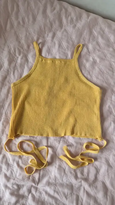 Top amarillo de tirantes con diseño cruzado - miniatura 1