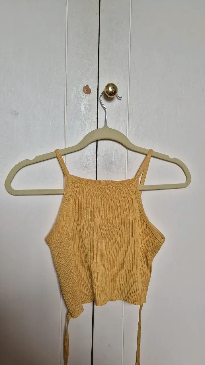 Top amarillo de tirantes con diseño cruzado - 2