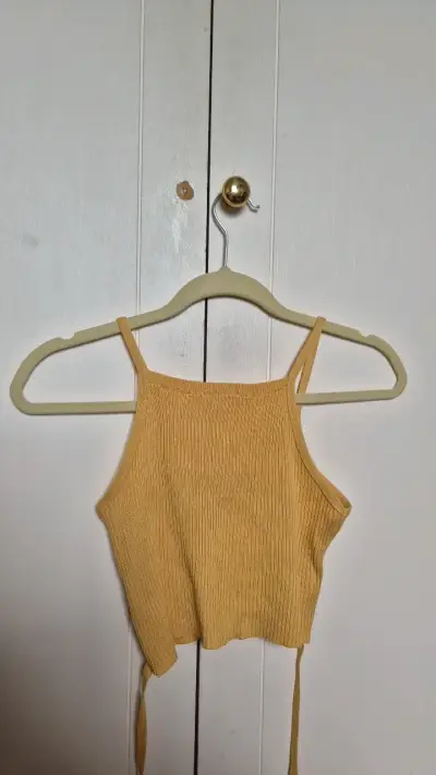 Top amarillo de tirantes con diseño cruzado - miniatura 2