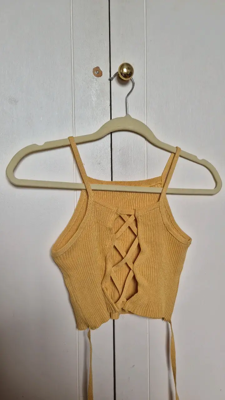 Top amarillo de tirantes con diseño cruzado - 3