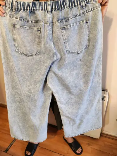 Pantalones de mezclilla con diseño de perlas - miniatura 3