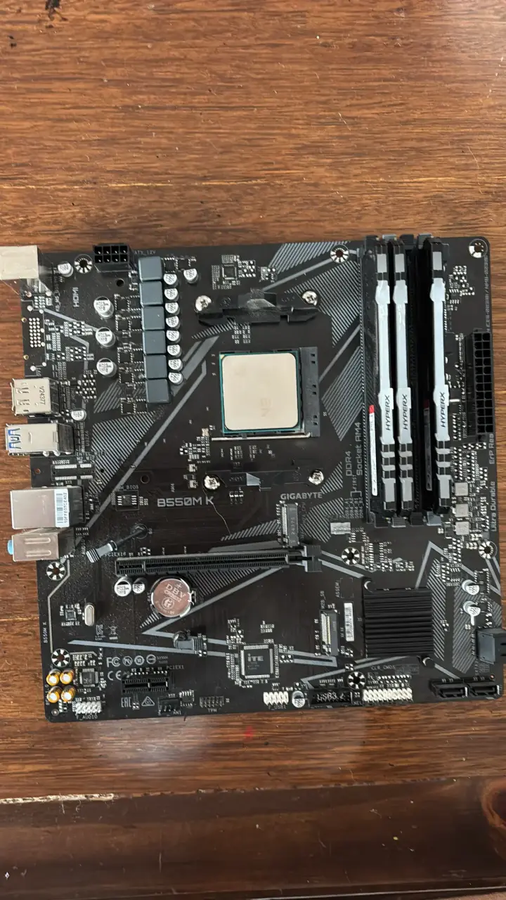 Placa Madre Gigabyte B550M K con RAM HyperX