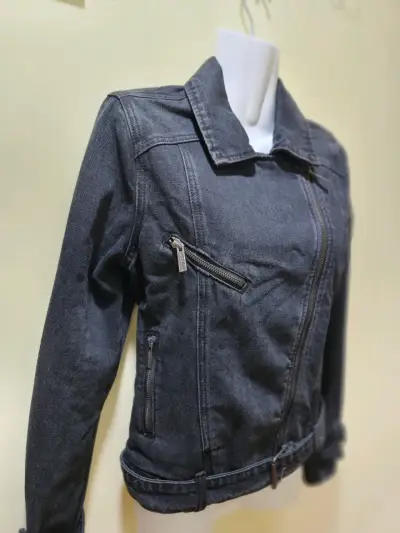 Chaqueta de mezclilla negra con cinturones ajustables - miniatura 2