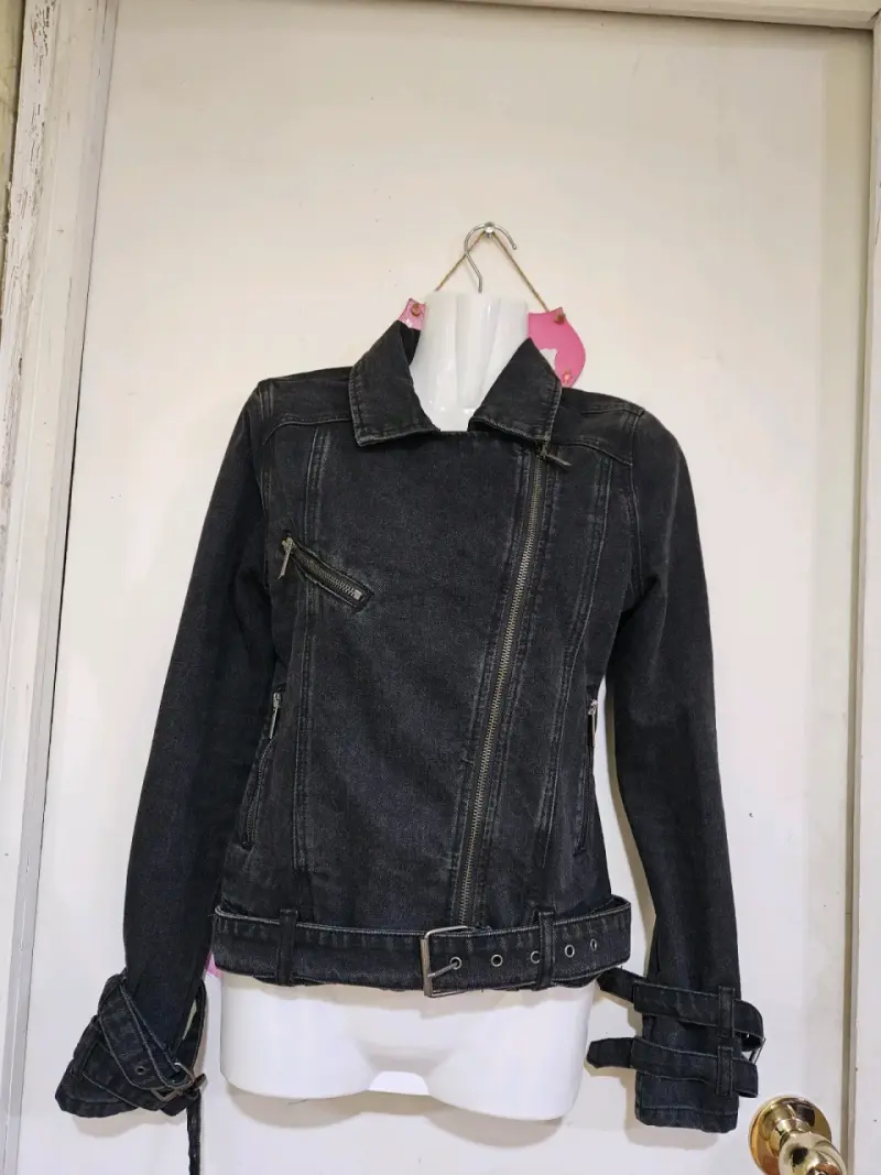 Chaqueta de mezclilla negra con cinturones ajustables - 3