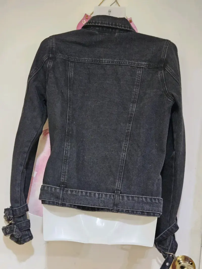 Chaqueta de mezclilla negra con cinturones ajustables - 4