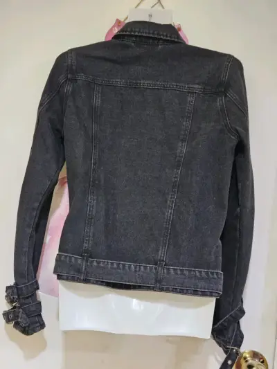 Chaqueta de mezclilla negra con cinturones ajustables - miniatura 4