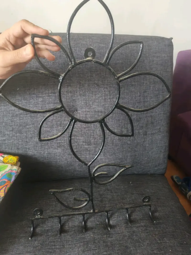 Colgador de pared metálico en forma de flor - 1