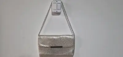 Cartera de mano plateada con cadena elegante - miniatura 1