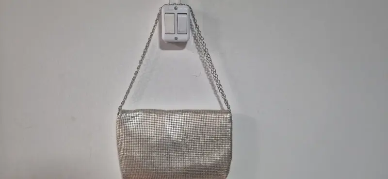 Cartera de mano plateada con cadena elegante - 2