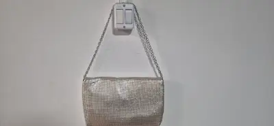 Cartera de mano plateada con cadena elegante - miniatura 2