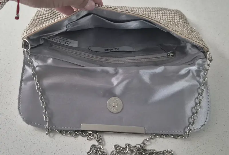 Cartera de mano plateada con cadena elegante - 3