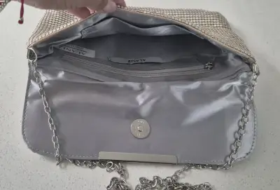 Cartera de mano plateada con cadena elegante - miniatura 3