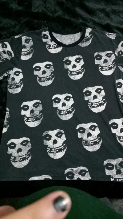 Polera negra con estampado de calaveras Misfits - miniatura 1