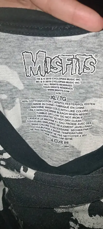 Polera negra con estampado de calaveras Misfits - miniatura 3