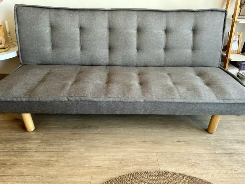 Futón gris moderno con patas de madera