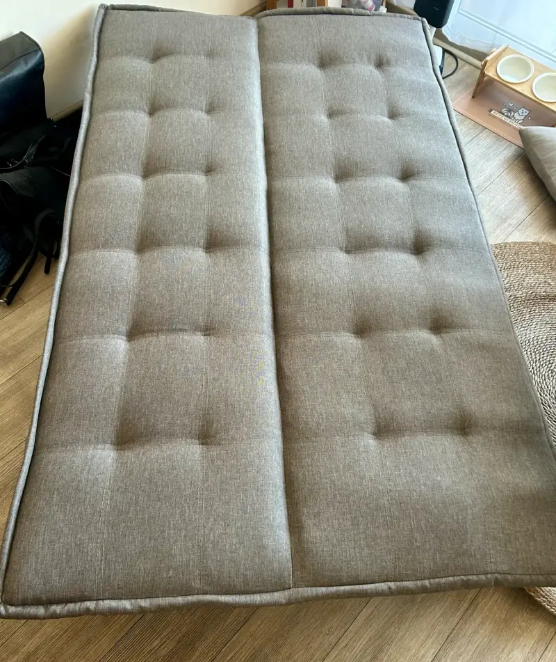 Futón gris moderno con patas de madera - 2