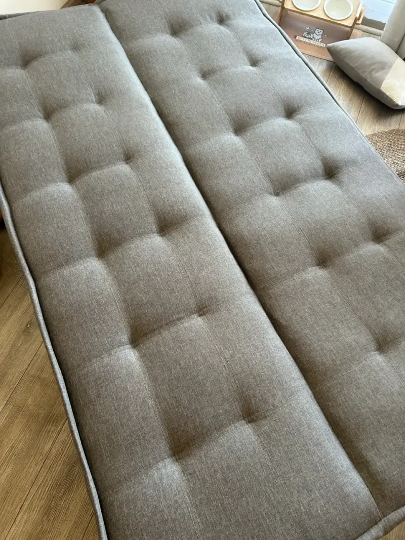 Futón gris moderno con patas de madera - 3