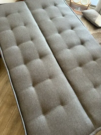 Futón gris moderno con patas de madera - miniatura 3