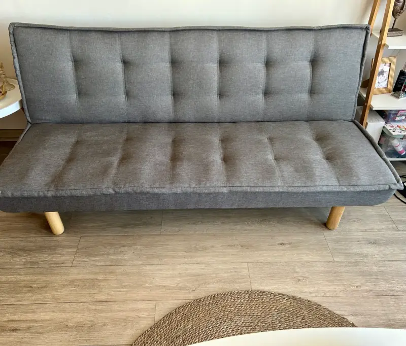 Futón gris moderno con patas de madera - 4