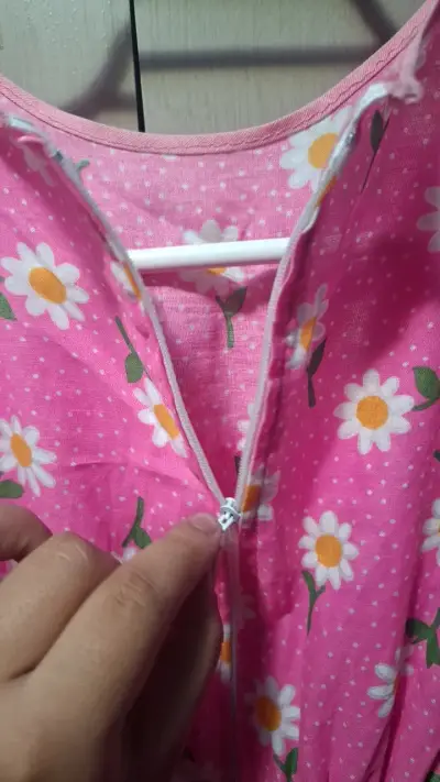 Vestido infantil rosa con flores y encaje - miniatura 3