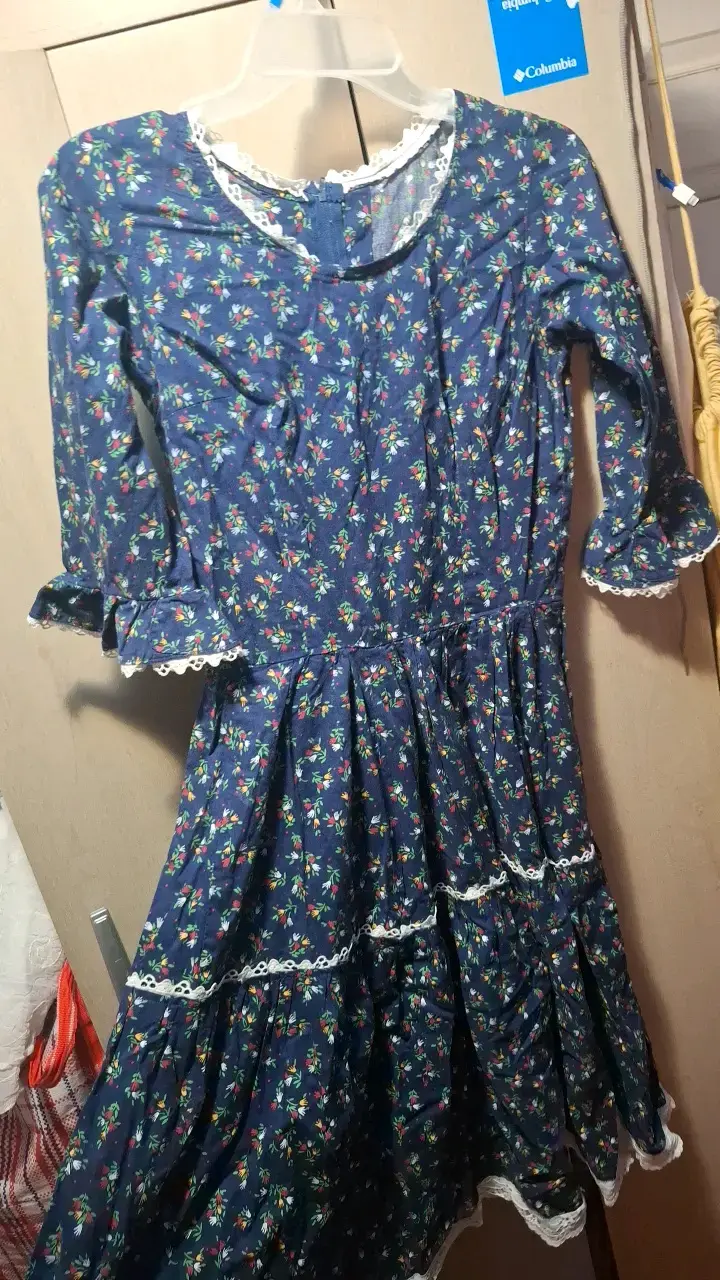 Vestido azul floral con encaje para mujer - 1