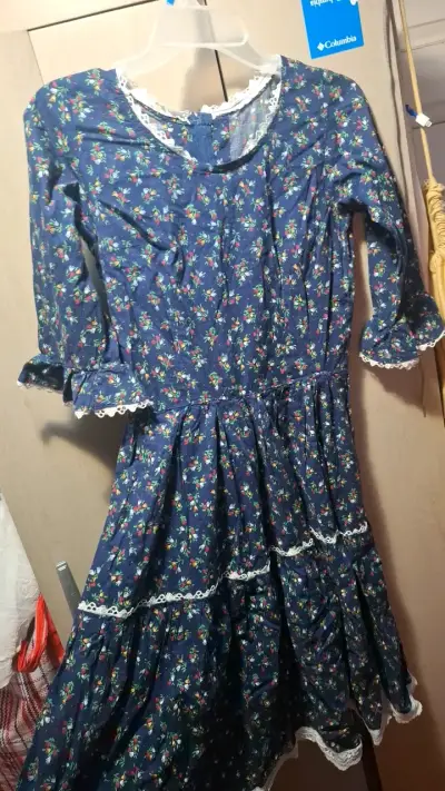 Vestido azul floral con encaje para mujer - miniatura 1