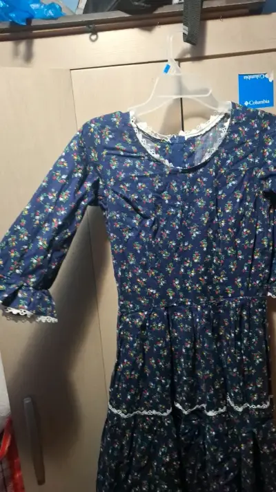 Vestido azul floral con encaje para mujer - miniatura 2