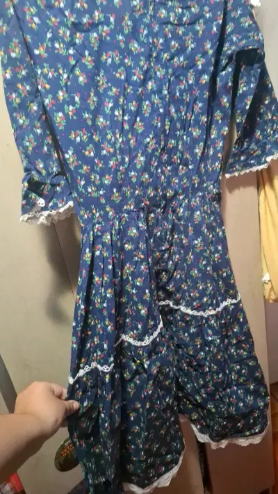 Vestido azul floral con encaje para mujer - miniatura 3
