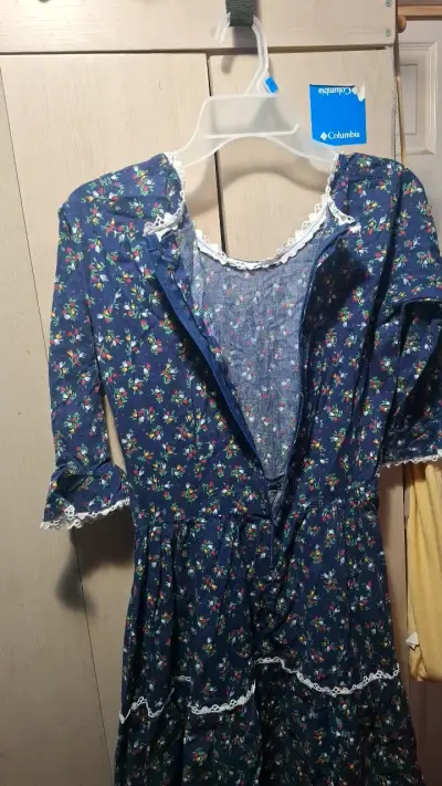 Vestido azul floral con encaje para mujer - miniatura 5