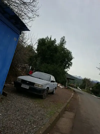 Auto sedán usado en buen estado - miniatura 1