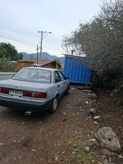 Auto sedán usado en buen estado - miniatura 2