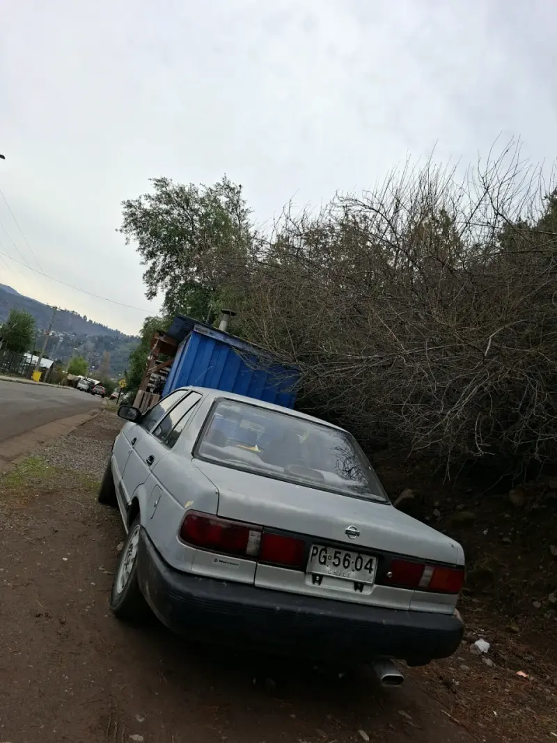 Auto sedán usado en buen estado - 3