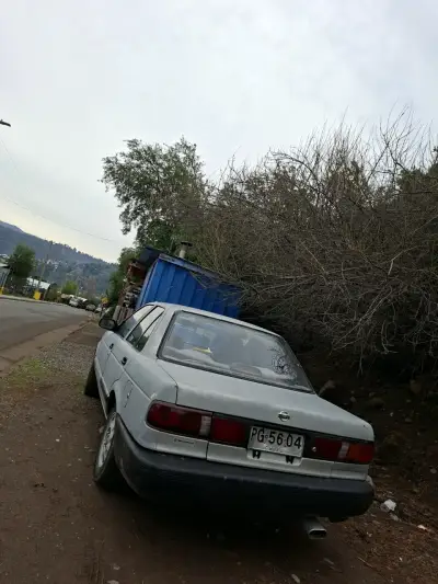Auto sedán usado en buen estado - miniatura 4