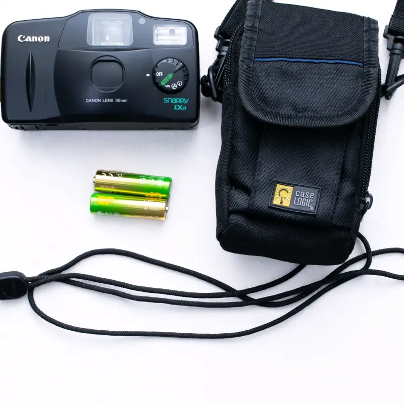 Cámara Canon Snappy LXII con funda y pilas - 1