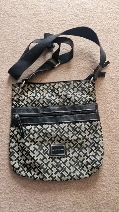 Bolso cruzado Tommy Hilfiger estampado geométrico - miniatura 1
