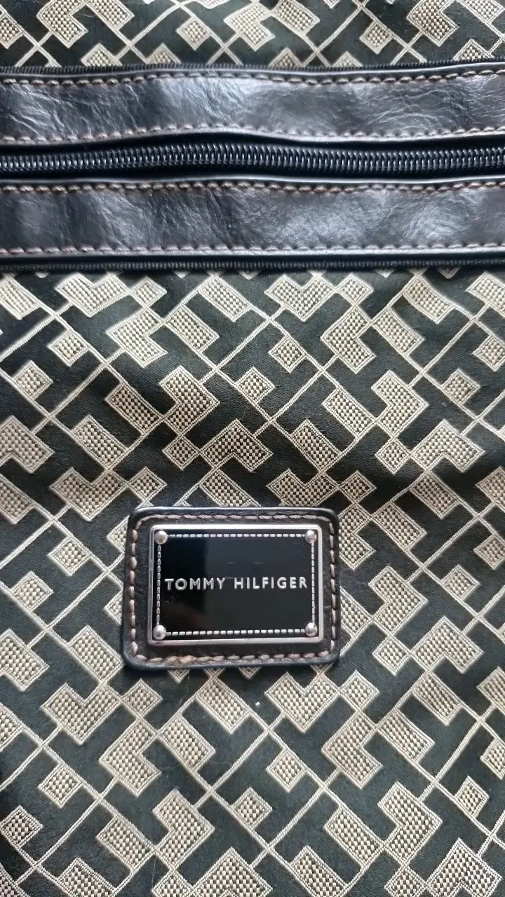 Bolso cruzado Tommy Hilfiger estampado geométrico - 2