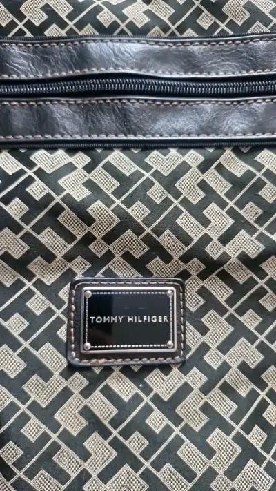 Bolso cruzado Tommy Hilfiger estampado geométrico - miniatura 2