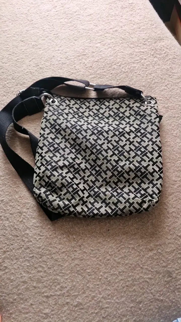 Bolso cruzado Tommy Hilfiger estampado geométrico - 4