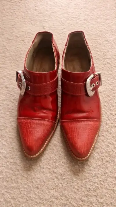 Zapatos rojos de cuero con hebilla - miniatura 1