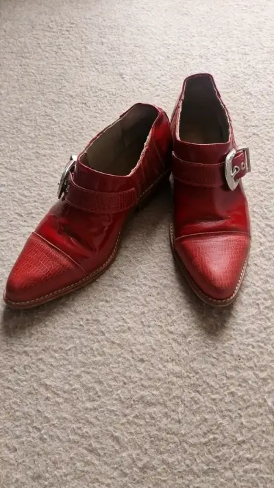 Zapatos rojos de cuero con hebilla - miniatura 2