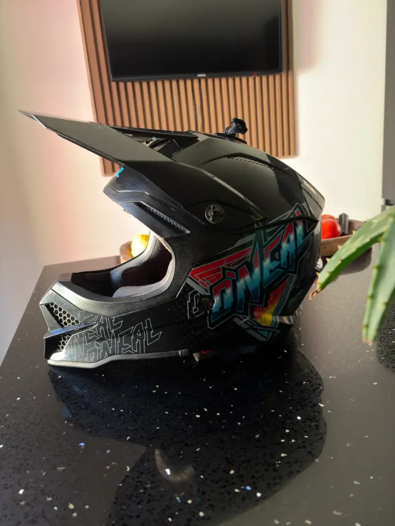 Casco de motocross O'Neal negro con diseño gráfico - 1